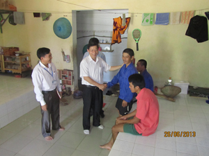 Đồng chí Bùi Văn Cửu, Phó Chủ tịch TT UBND tỉnh thăm nơi ở của học viên tại trung tâm.

